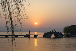 Puesta del sol del Lago del Oeste