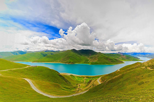 Lago Yamdrok en primavera