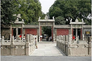 Puerta de alabarda del Museo de Bosque de Estelas de Piedra