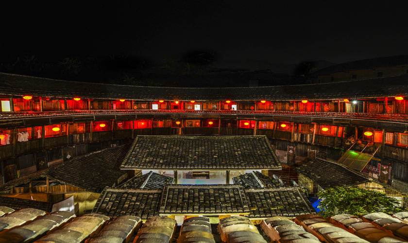 paisaje nocturno del Chuxi Tulou de Fujian
