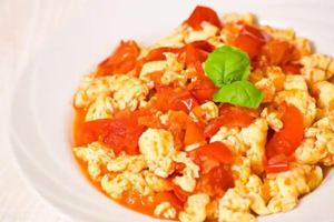 Tomate con huevo revueltos