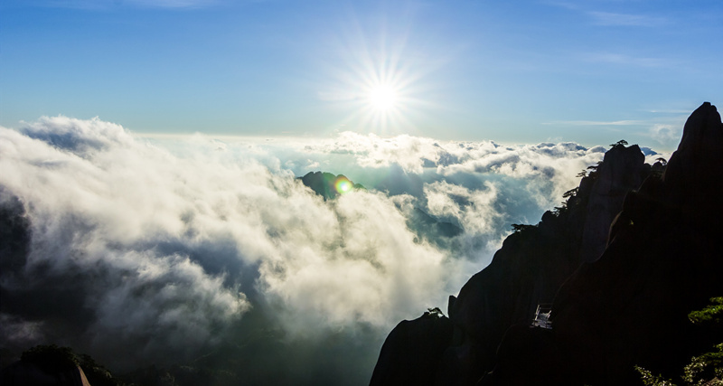 Monti Huangshan tra le nuvole.jpg
