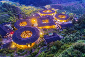 Tianluokeng Tulou di notte.jpg