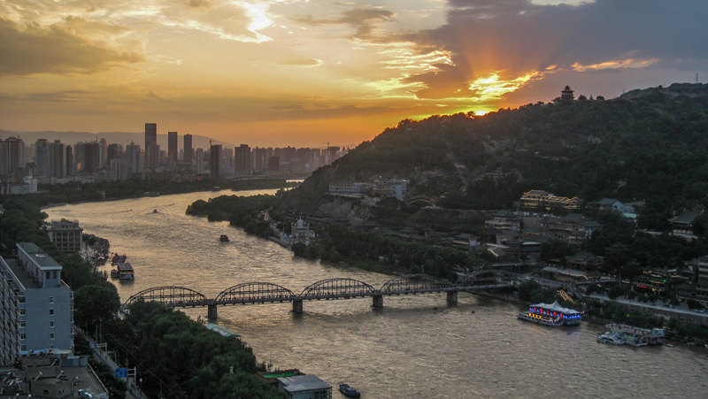 Ponte Zhongshan al tramonto.jpg