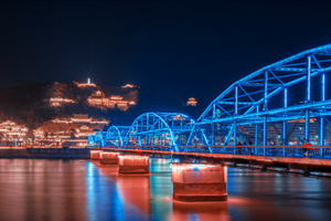 Ponte Zhongshan di notte.jpg
