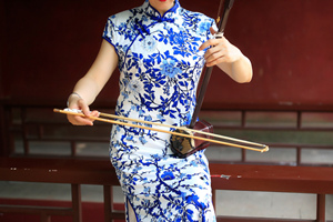 Ragazza in qipao che suona l'erhu